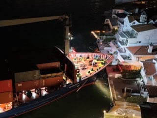 İstanbul Boğazı'nda arızalanan 147 metrelik gemi karaya oturdu