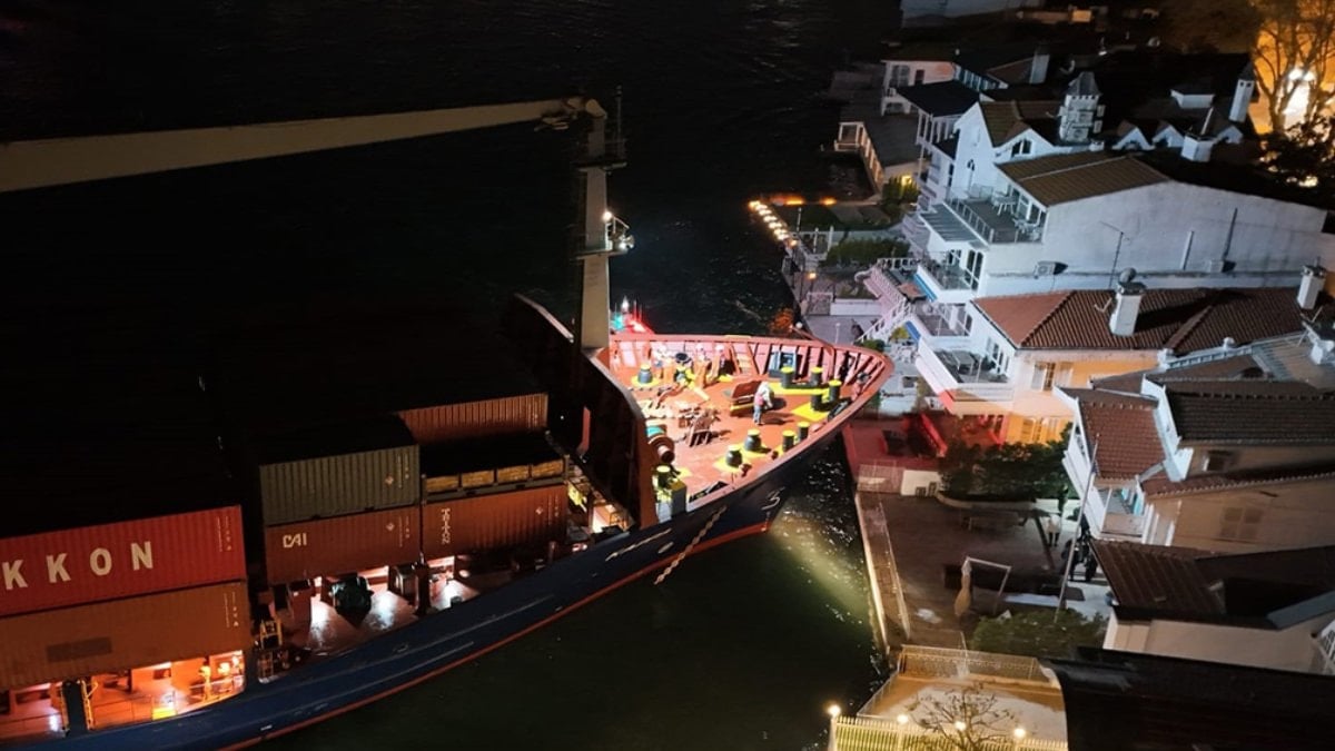 İstanbul Boğazı'nda arızalanan 147 metrelik gemi karaya oturdu