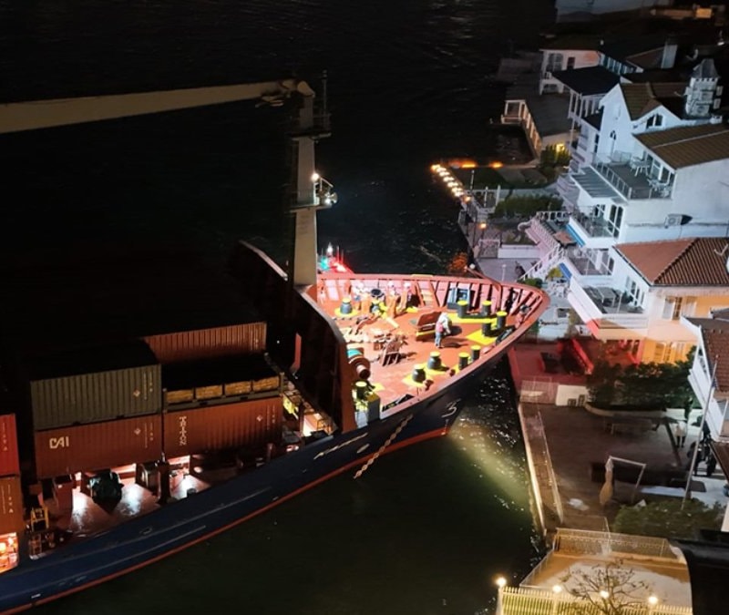 İstanbul Boğazı'nda arızalanan 147 metrelik gemi karaya oturdu