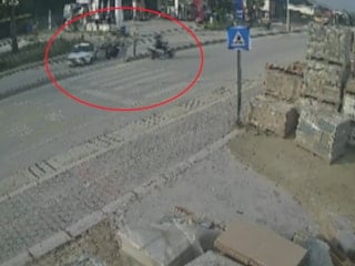 Hatay'da yaya geçidinde tehlikeli dönüş: Motosiklet sürücüsü metrelerce savruldu