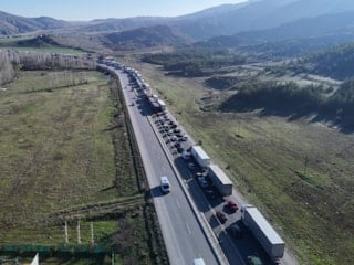 Sivas'ta tır devrildi, uzun araç kuyrukları oluştu