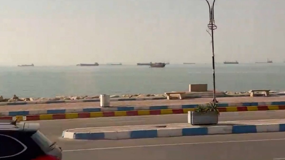 Hürmüz Boğazı'nda gemi kuyruğu: Yüzlercesi geçiş için bekliyor