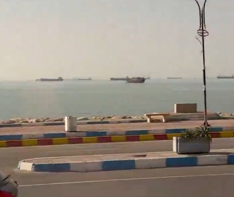 Hürmüz Boğazı'nda gemi kuyruğu: Yüzlercesi geçiş için bekliyor