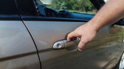 Güneşte kavrulan arabayı soğutmanın en hızlı yolu: Kapı taktiği