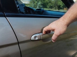 Güneşte kavrulan arabayı soğutmanın en hızlı yolu: Kapı taktiği