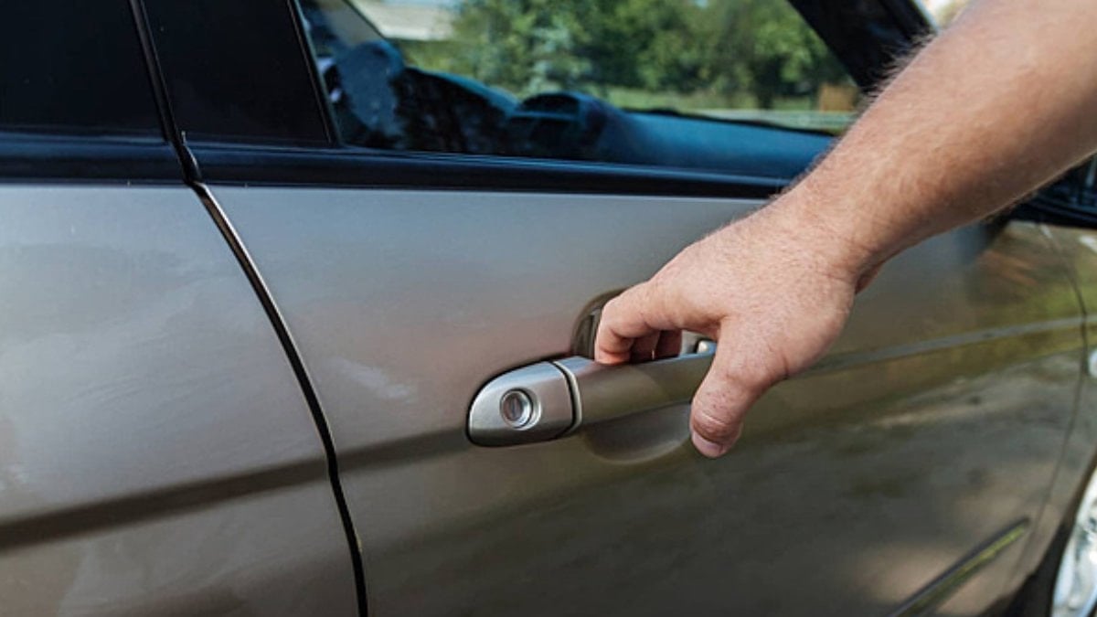 Güneşte kavrulan arabayı soğutmanın en hızlı yolu: Kapı taktiği