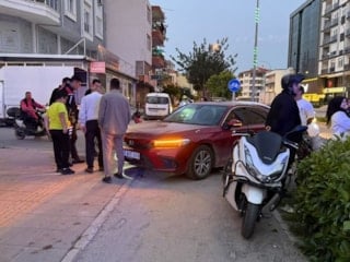 Antalya’da kaza yapan kardeşler, ambulansa babalarının sesiyle bindirildiler