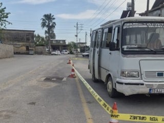 Mersin'de babasının kullandığı minibüsün altında kaldı