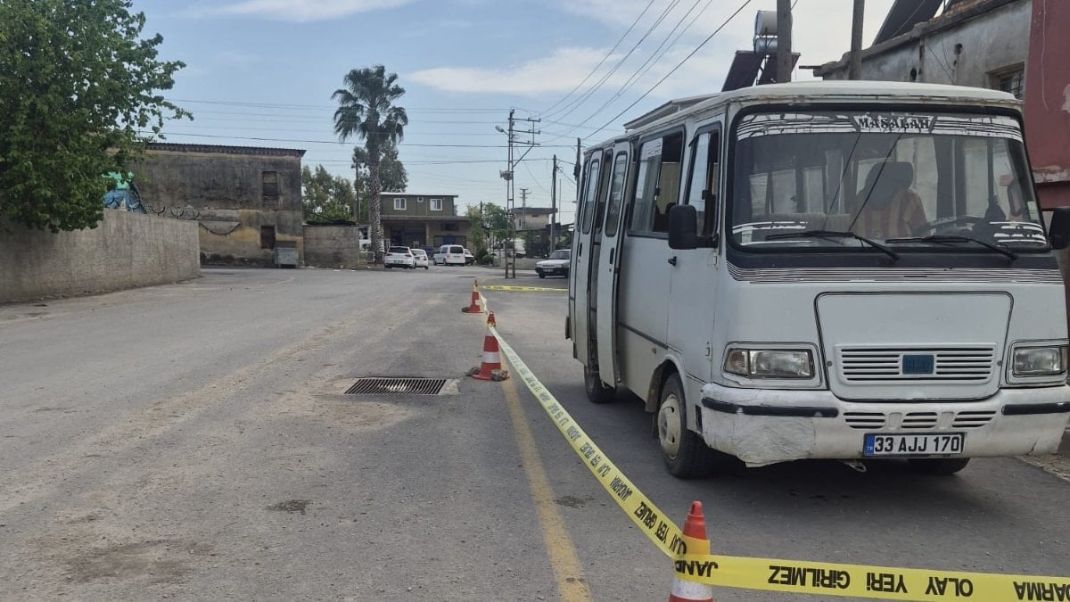 Mersin'de babasının kullandığı minibüsün altında kaldı