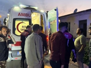 Antalya'da kazada kardeşleri ambulansa binmeye, babalarından gelen telefon ikna etti