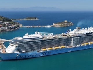 Kruvaziyerler Aydın'ın Kuşadası ilçesine turist taşımaya devam ediyor