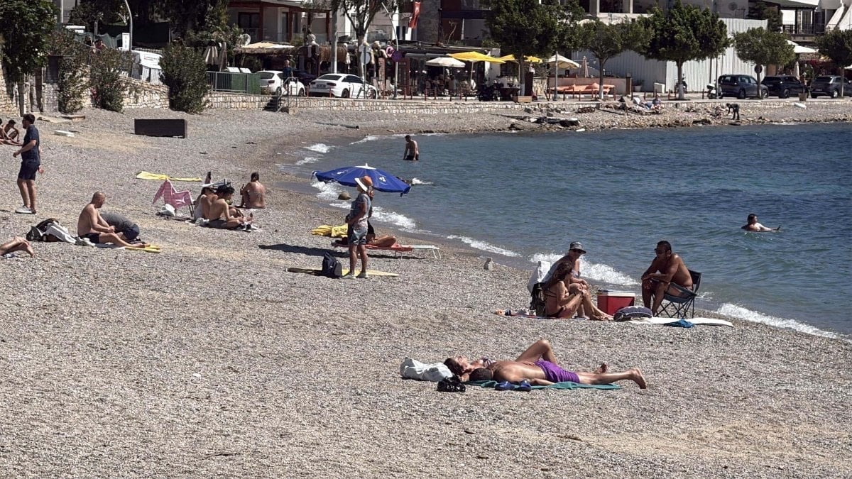 Muğla Bodrum'da sıcak havayı gören sahile akın etti