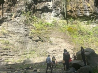 Samsun'da gezmeye gittiği şelalede başına kaya parçası düştü