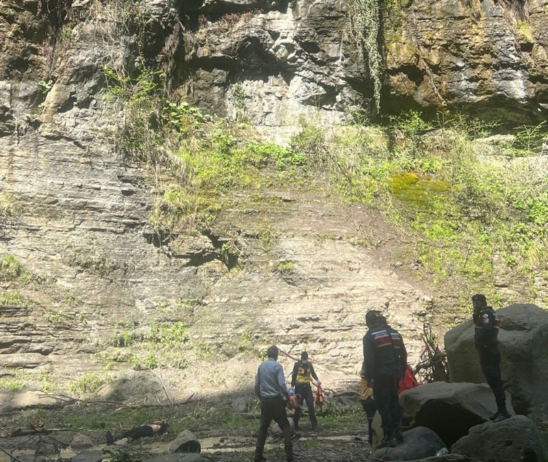 Samsun'da gezmeye gittiği şelalede başına kaya parçası düştü
