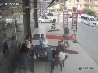 Mersin'de sohbetin ortasına dalan tavuk kısa süreli paniğe neden oldu