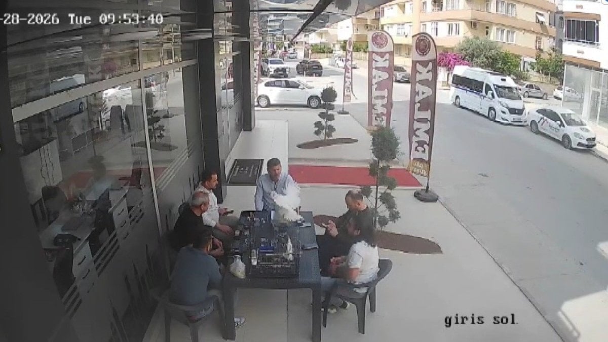 Mersin'de sohbetin ortasına dalan tavuk kısa süreli paniğe neden oldu