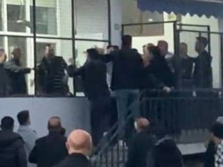 Bursa'da iki grup arasındaki tekme ve sopalı kavga kameraya yansıdı