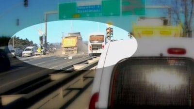 İstanbul Arnavutköy'de servis minibüsüne hafriyat kamyonu çarptı