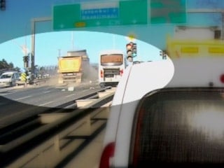 İstanbul Arnavutköy'de servis minibüsüne hafriyat kamyonu çarptı