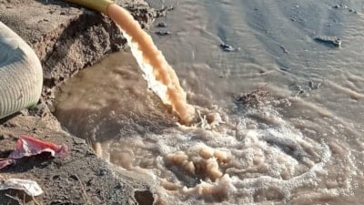 Balıkesir'de denize akan pis sular tepkiye neden oldu