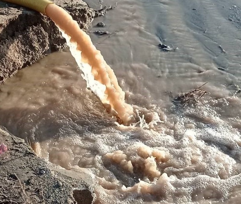 Balıkesir'de denize akan pis sular tepkiye neden oldu