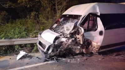 İstanbul Beykoz'da servis minibüsü ile otomobil çarpıştı: 11 kişi yaralandı
