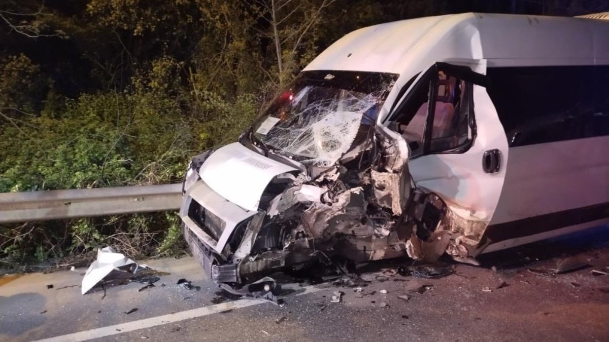 İstanbul Beykoz'da servis minibüsü ile otomobil çarpıştı: 11 kişi yaralandı