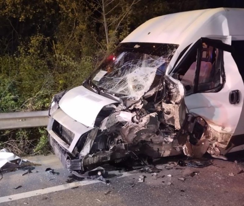 İstanbul Beykoz'da servis minibüsü ile otomobil çarpıştı: 11 kişi yaralandı