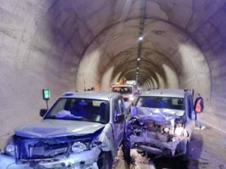 Artvin'de tünelde iki kamyonet çarpıştı