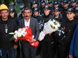 Ankara'da madenci eylemi bitti: Polise çiçek vererek ayrıldılar