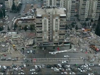 Depremde 115 kişiye mezar olan sitenin müteahhidi tahliye edildi