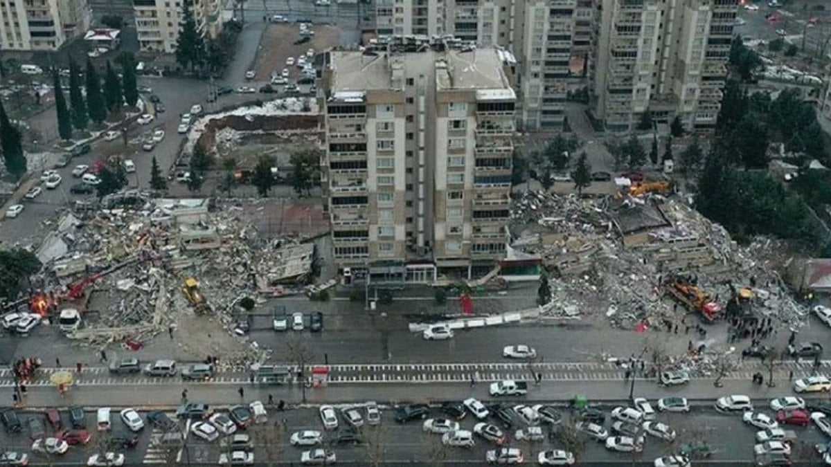 Depremde 115 kişiye mezar olan sitenin müteahhidi tahliye edildi