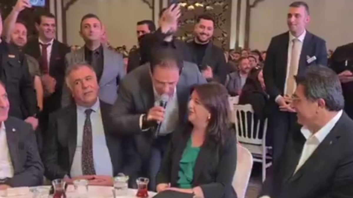 Pervin Buldan, "Hepimiz Kardeşiz" türküsüne eşlik etti