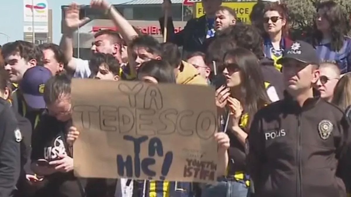 Fenerbahçe taraftarları, Domenico Tedesco için Samandıra’da toplandı