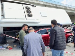 Bartın'da halk otobüsü otomobilin üzerine devrildi: 44 kişi yaralandı