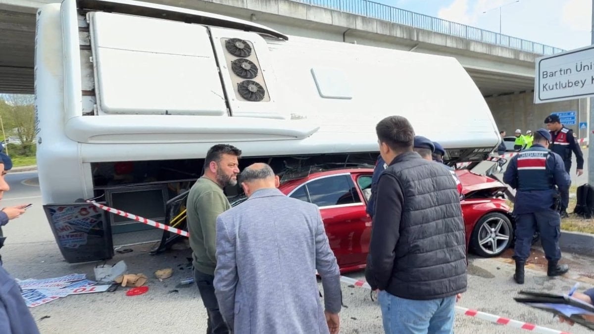 Bartın'da halk otobüsü otomobilin üzerine devrildi: 44 kişi yaralandı