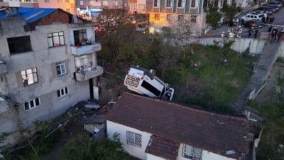 İstanbul'da okul servisi takla attı, evin çatısına düştü