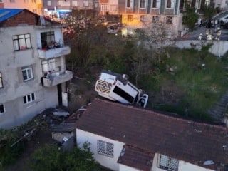 İstanbul'da okul servisi takla attı, evin çatısına düştü