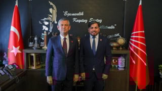 CHP'ye katılan Arif Kocabıyık'a rozetini Özgür Özel taktı