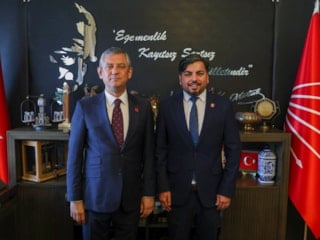 CHP'ye katılan Arif Kocabıyık'a rozetini Özgür Özel taktı