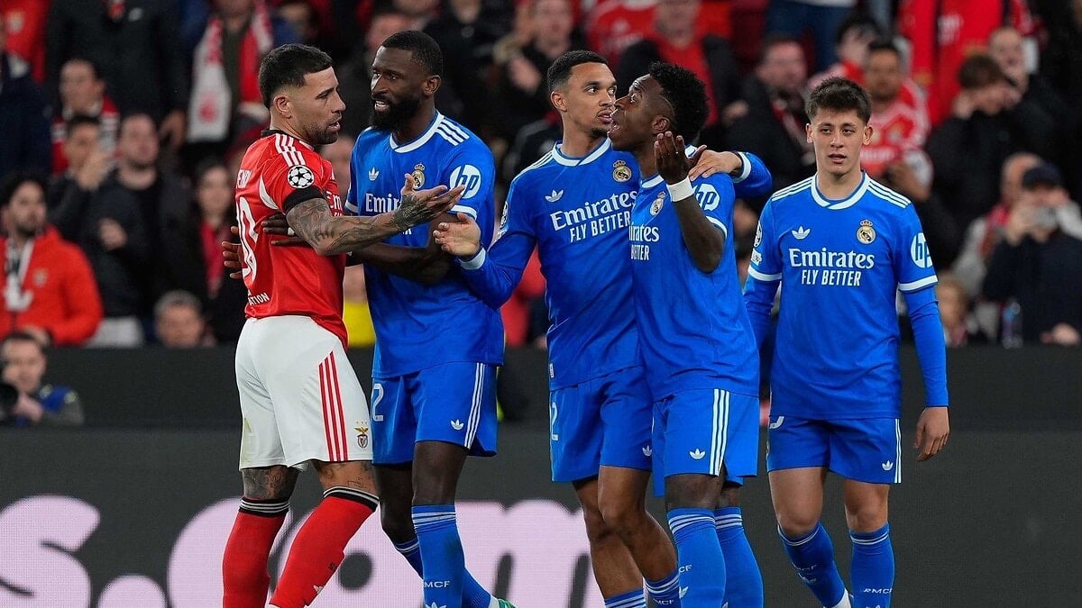 Ağzını kapatarak ayrımcılık yapan oyuncular kırmızı kart görecek