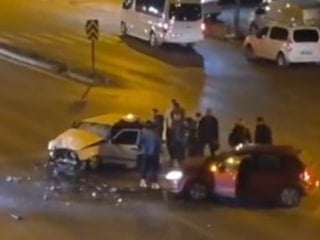 Zonguldakta iki otomobilin kafa kafaya çarpıştığı kazada 2 kişi yaralandı