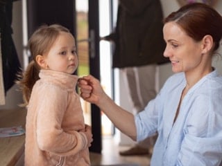 Sıcaklık değişimlerinde yanlış giydirme çocukları hasta ediyor