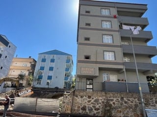 Kocaeli'de temel kazısında toprak kaydı, apartman tahliye edildi