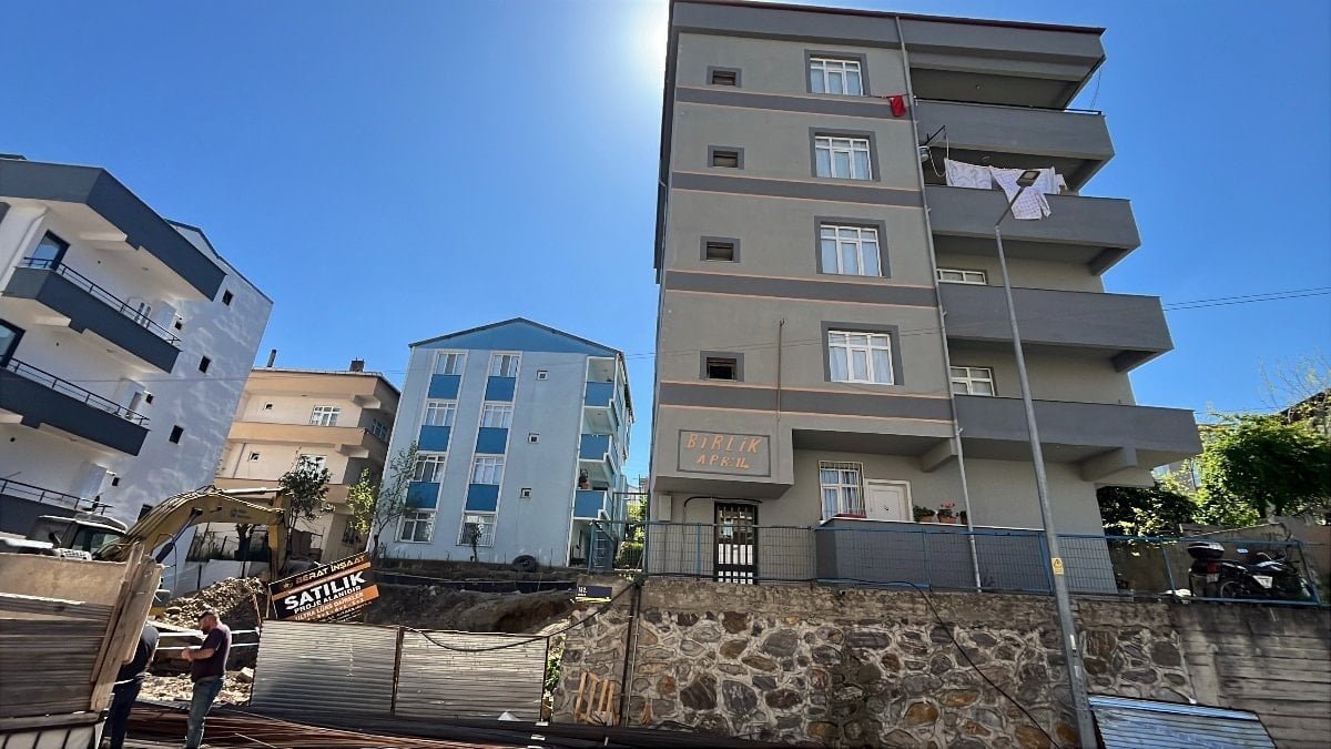 Kocaeli'de temel kazısında toprak kaydı, apartman tahliye edildi
