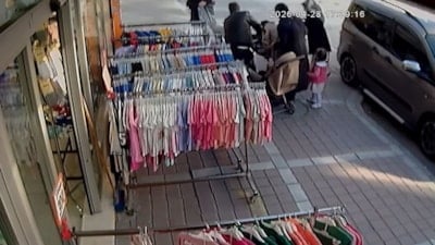 İstanbul'da boğazına şeker kaçan çocuk Heimlich manevrası ile kurtarıldı