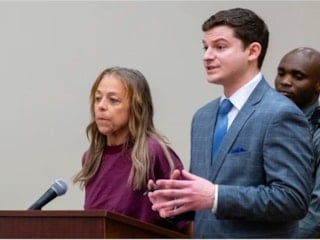 ABD’de üvey oğlunu 20 yıl boyunca odaya hapsetti: Kefaletle serbest kaldı