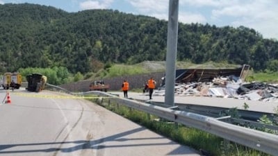 Amasya'da devrilen tırın sürücüsü yaşamını yitirdi