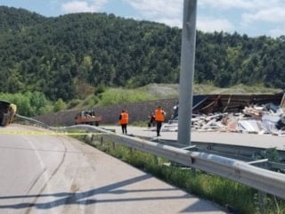 Amasya'da devrilen tırın sürücüsü yaşamını yitirdi
