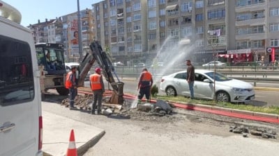 Kocaeli'de kazı yapılırken su borusu patladı: Tazyikli su caddeyi kapladı